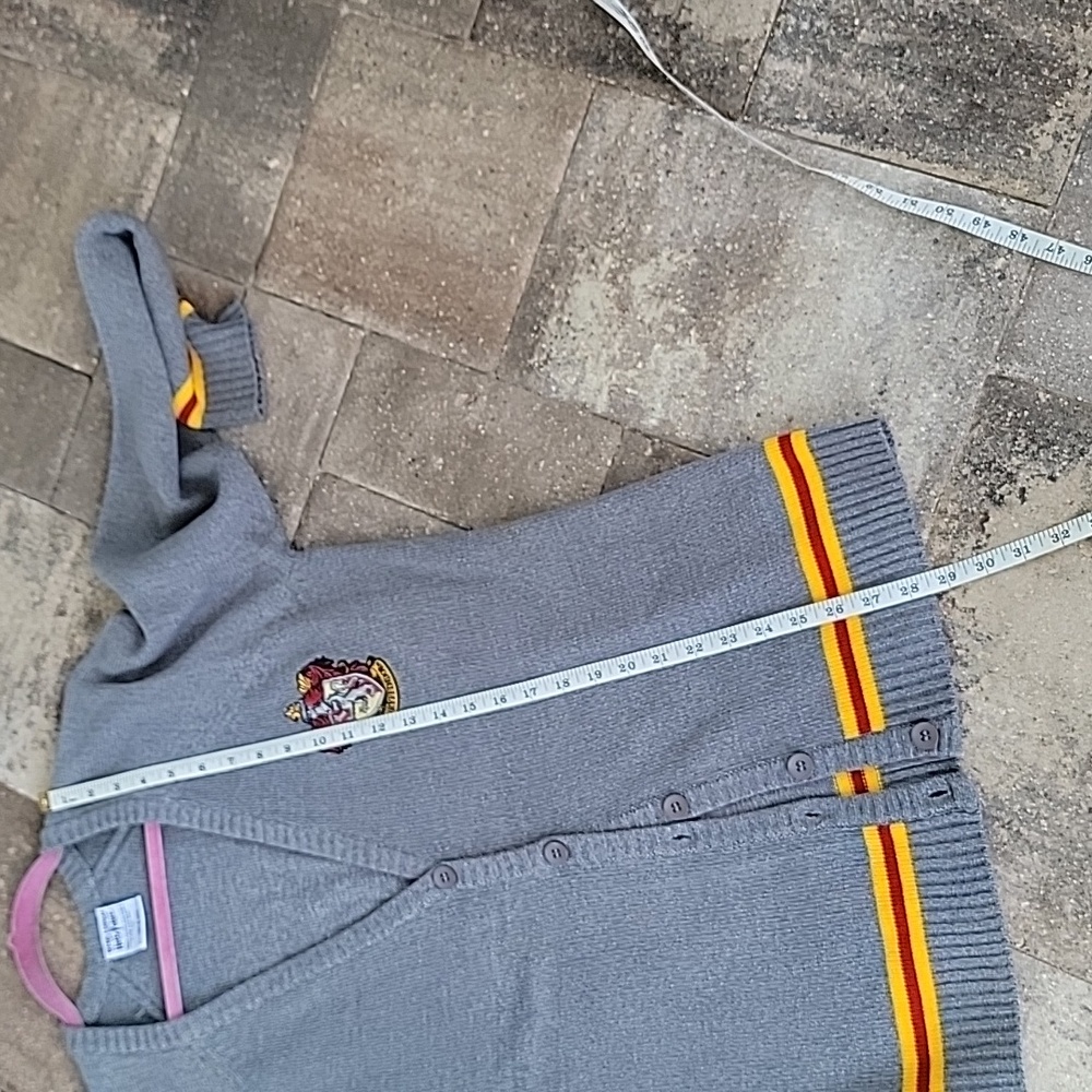 Box Lunch Harry Potter Gryffindor Cardigan Sweater Sz L Embroided Patch - Picture 7 of 8